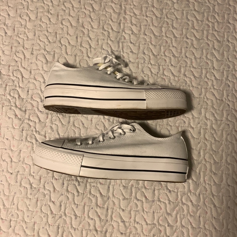 High top White converse size 8 in woman’s.